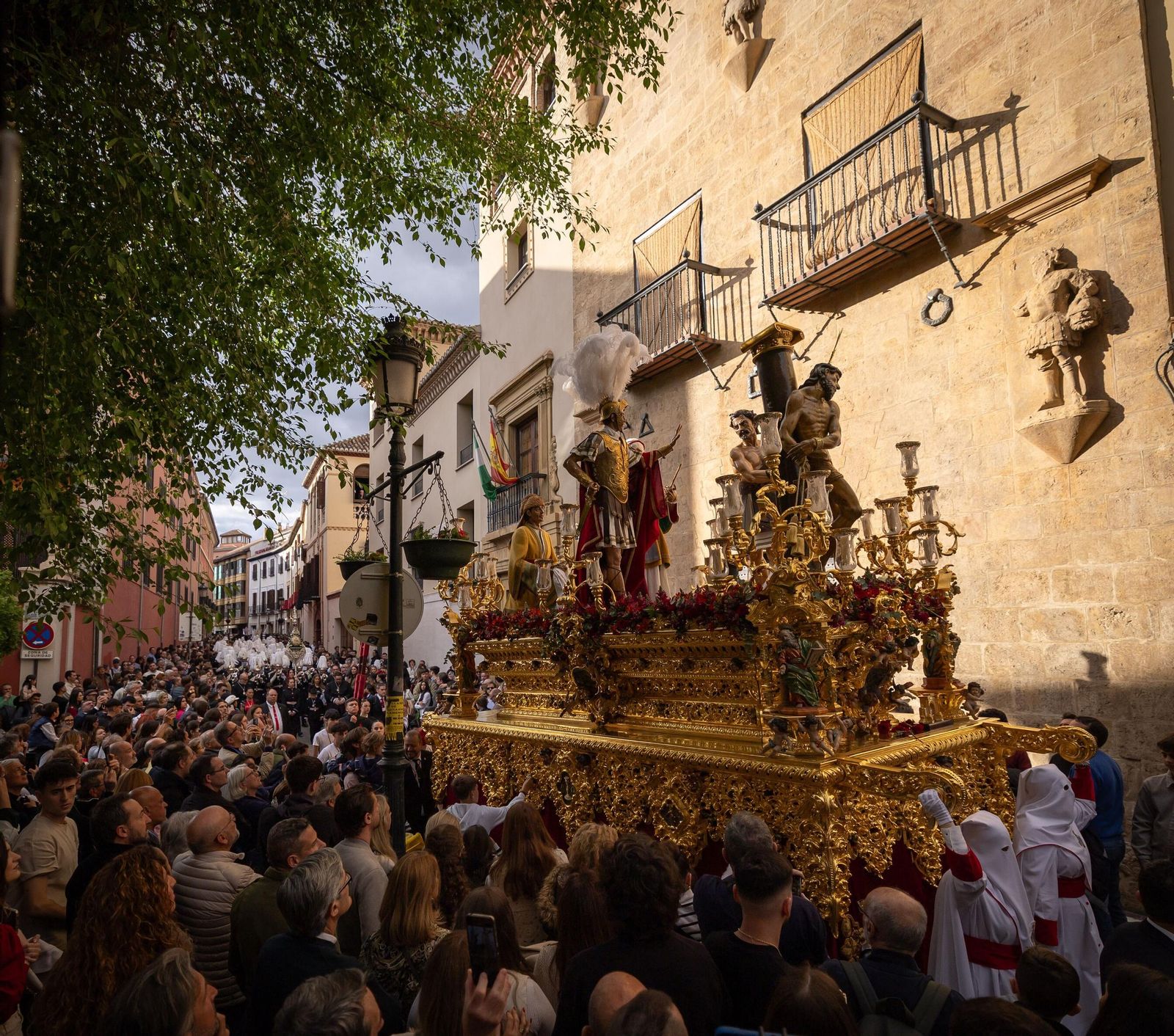 Las mejores fotos del nuevo recorrido por el Realejo de la procesión de la Aurora en el Jueves Santo de Granada
