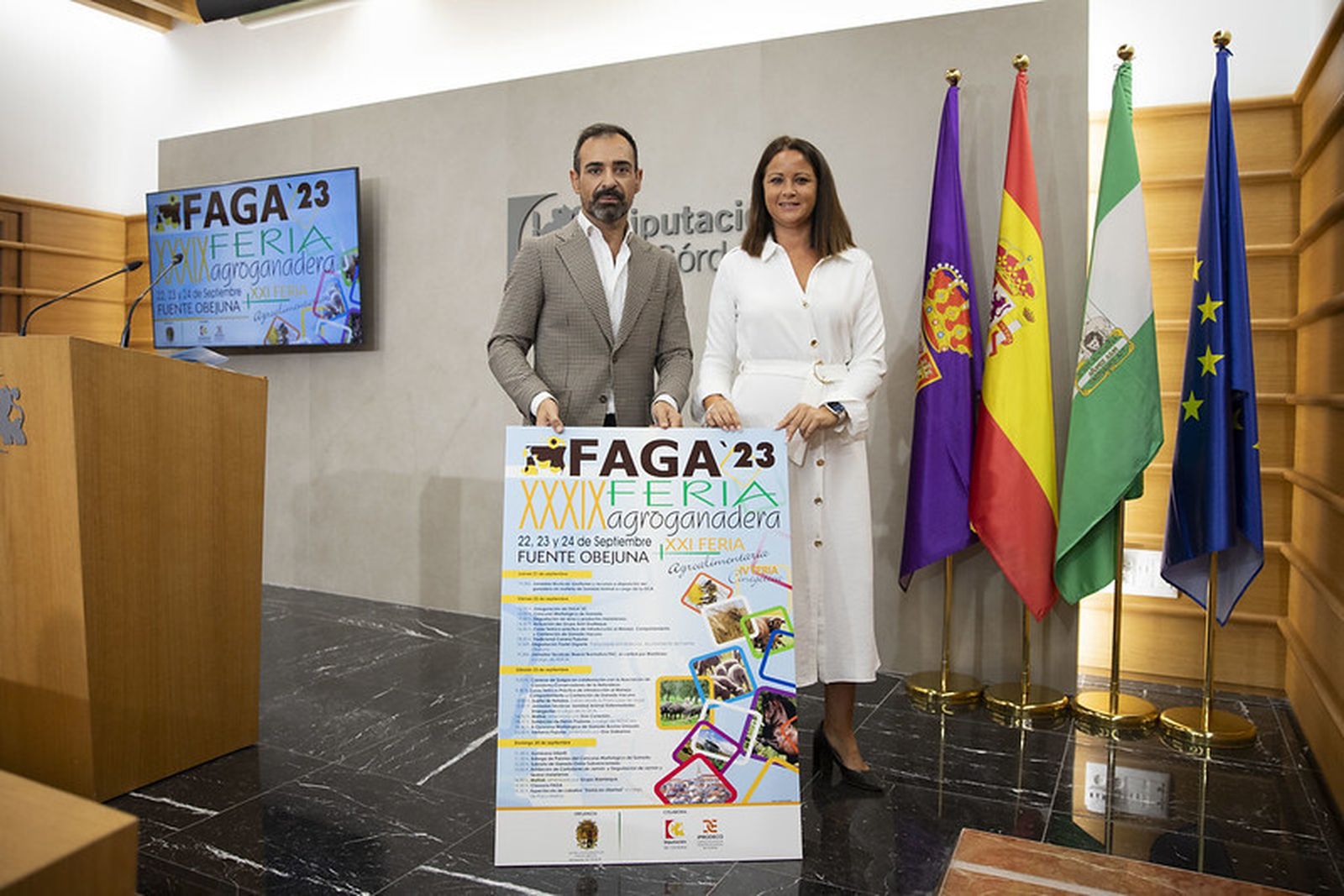 Félix Romero y Silvia Mellado sostienen el cartel anunciador de la cita.