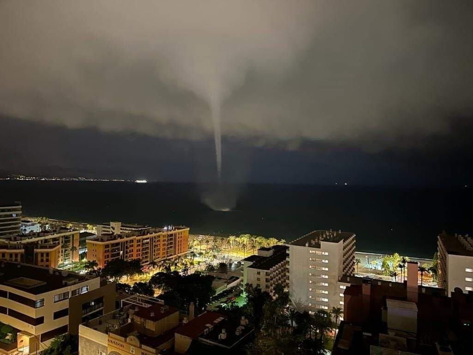 El tornado visto en el mar frente a las costas de Torremolinos. El tornado visto en el mar frente a las costas de Torremolinos.