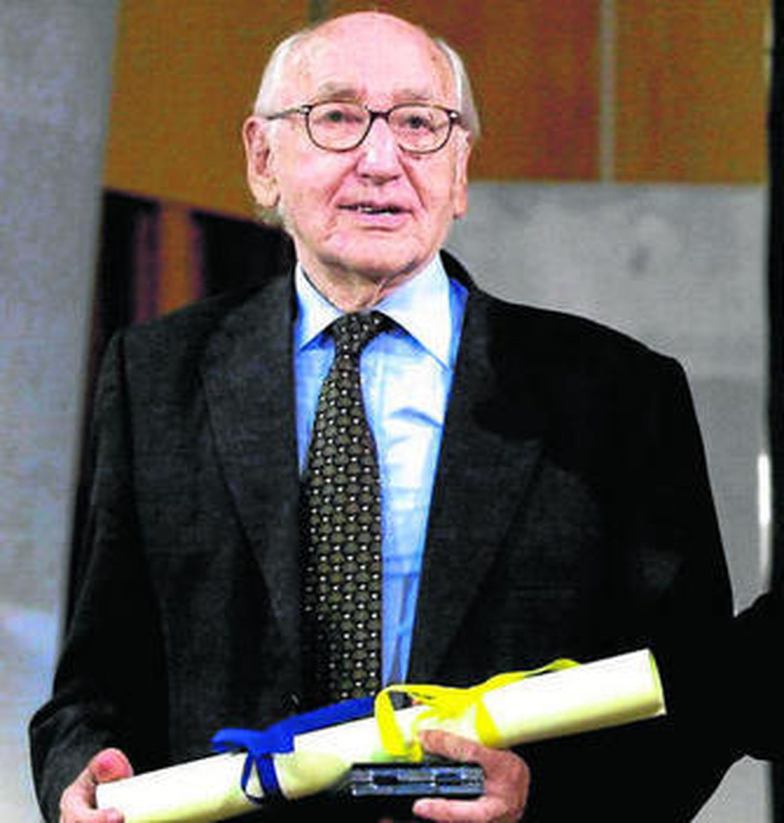 EL poeta, tras recibir en 2001 la Medalla de Oro de Asturias.