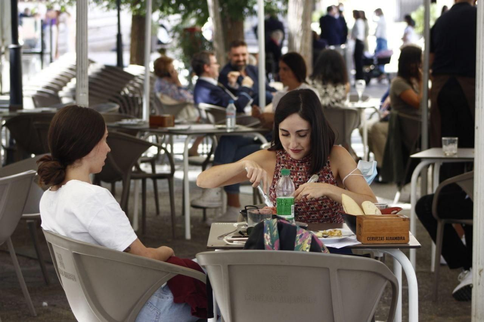 El turismo y la normalidad inundan Granada: terrazas y calles llenas por el Puente del 12 de octubre, en imágenes