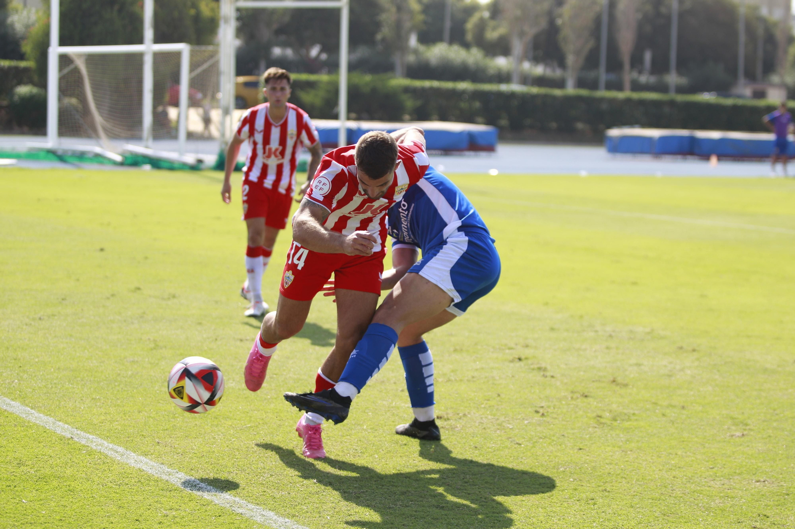 El rojiblanco Luis Lara intenta irse de un rival durante el último encuentro disputado en el anexo.