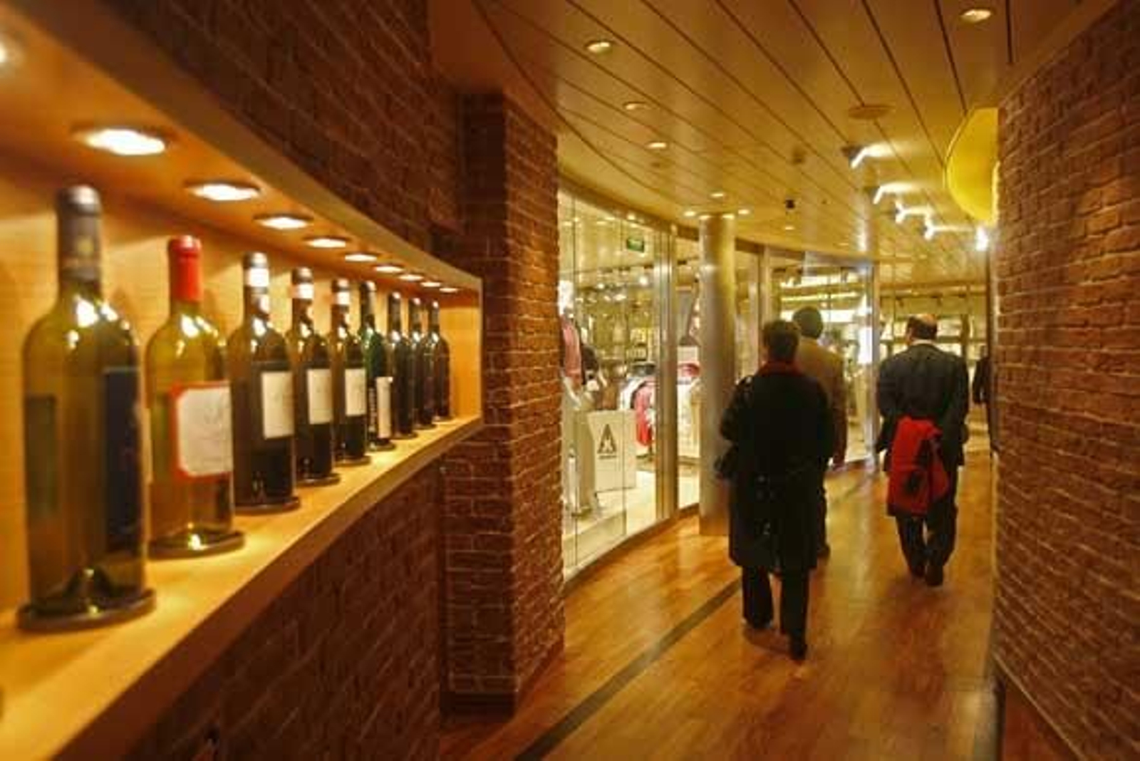 El 'Aidablu' es el primero de los 300 buques de este tipo que atracarán este año en el Puerto de Cádiz

Foto: Joaquin Pino