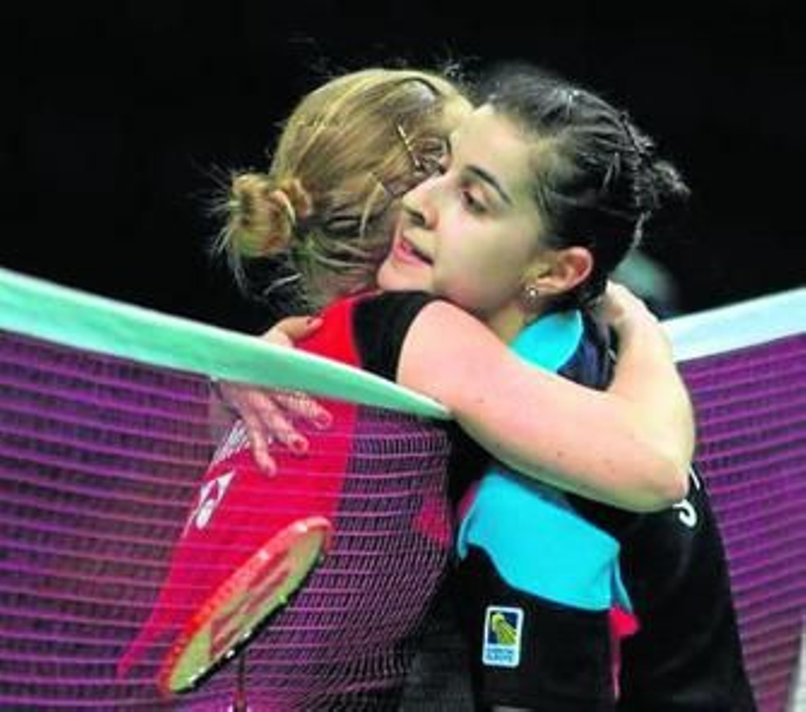 Carolina Marín se abraza a la alemana Schnaase tras pasar a la final.