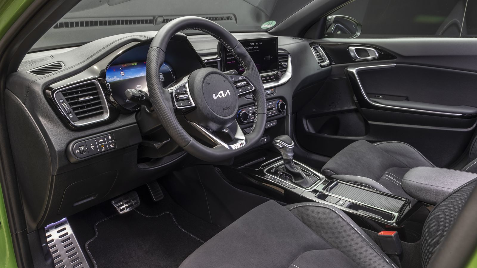 Los GT-Line se diferencian por su volante achatado en la zona inferior y aspecto del cambio específico.