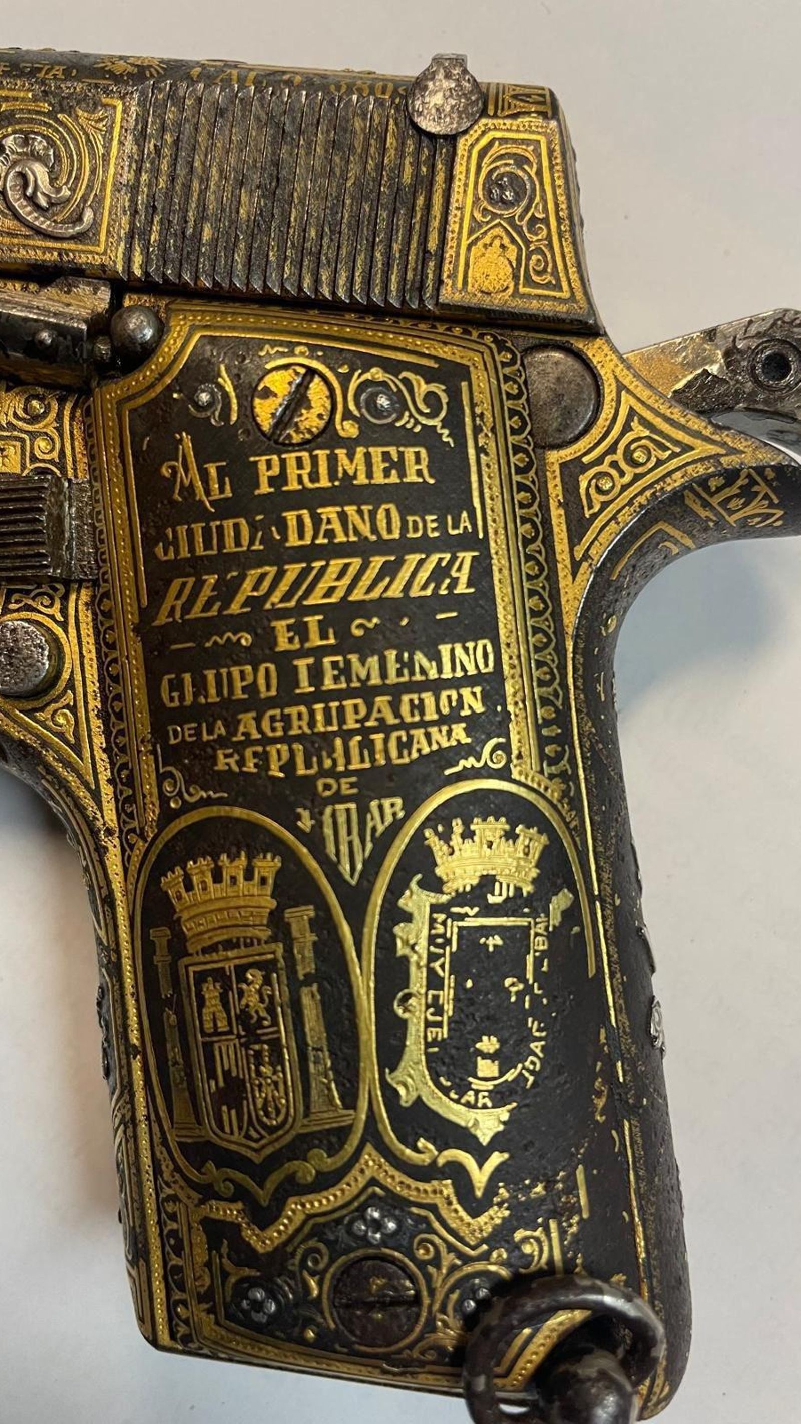 Detalle de la inscripción que tiene la pistola que perteneció a Alcalá-Zamora.