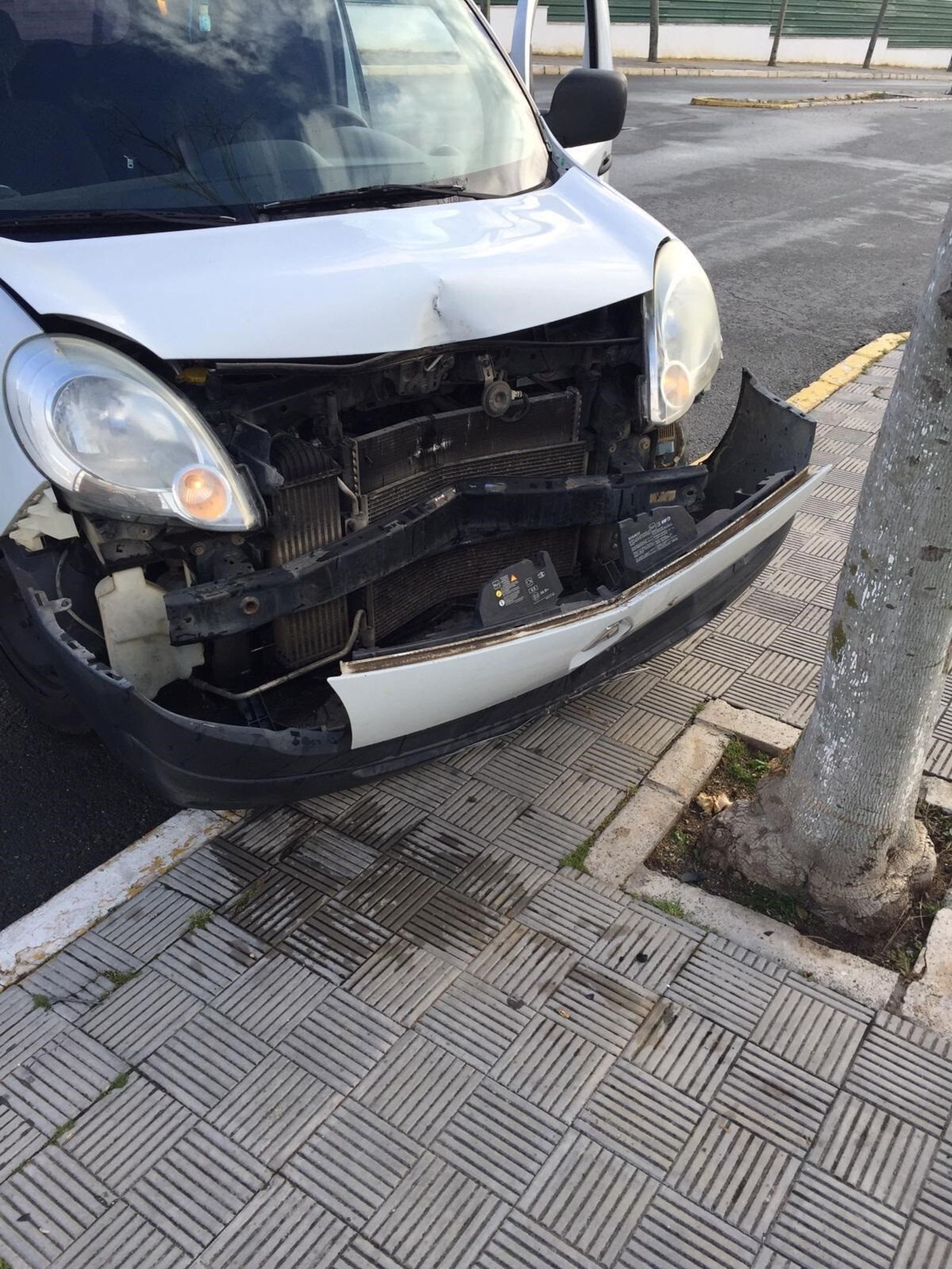 Un conductor se estrella contra un árbol al huir de un control policial en Espartinas