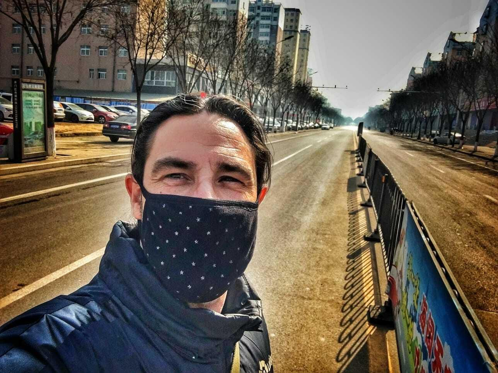 Fran García, con las calles de Xiaoyi vacías a sus espaldas.