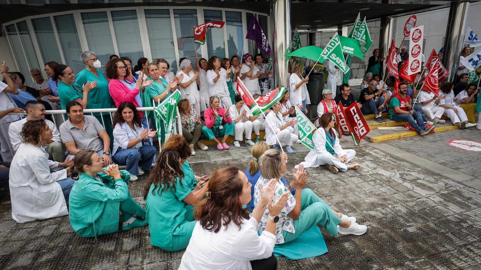 Imágenes de la protesta de sanitarios en el Hospital Universitario de Jerez