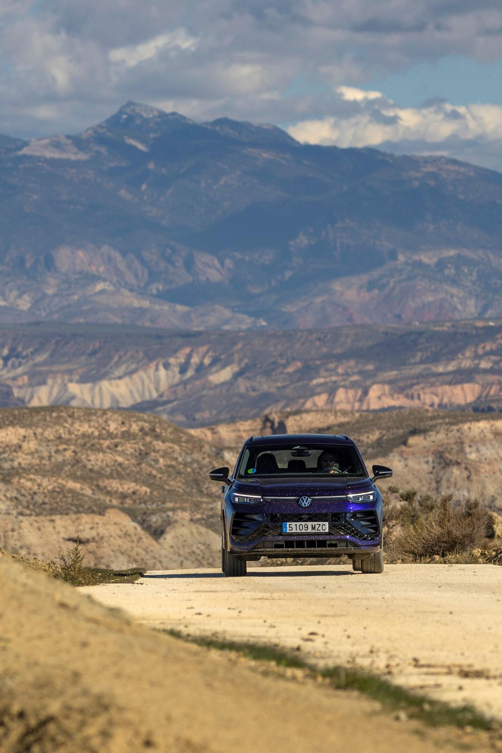 El paisaje del desierto de Gorafe en Granada ha sido el escenario para esta presentación nacional del Tayron.