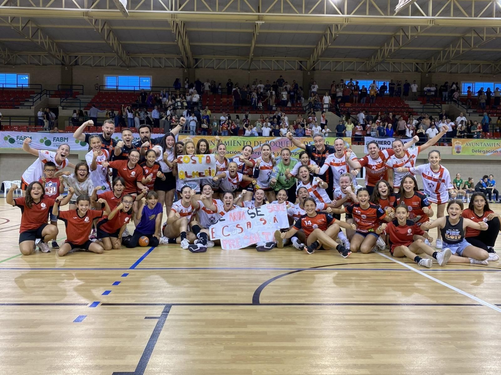Las roqueteras celebran sobre la pista del Infanta Cristina su histórico pase a la fase de ascenso a División de Honor Oro.