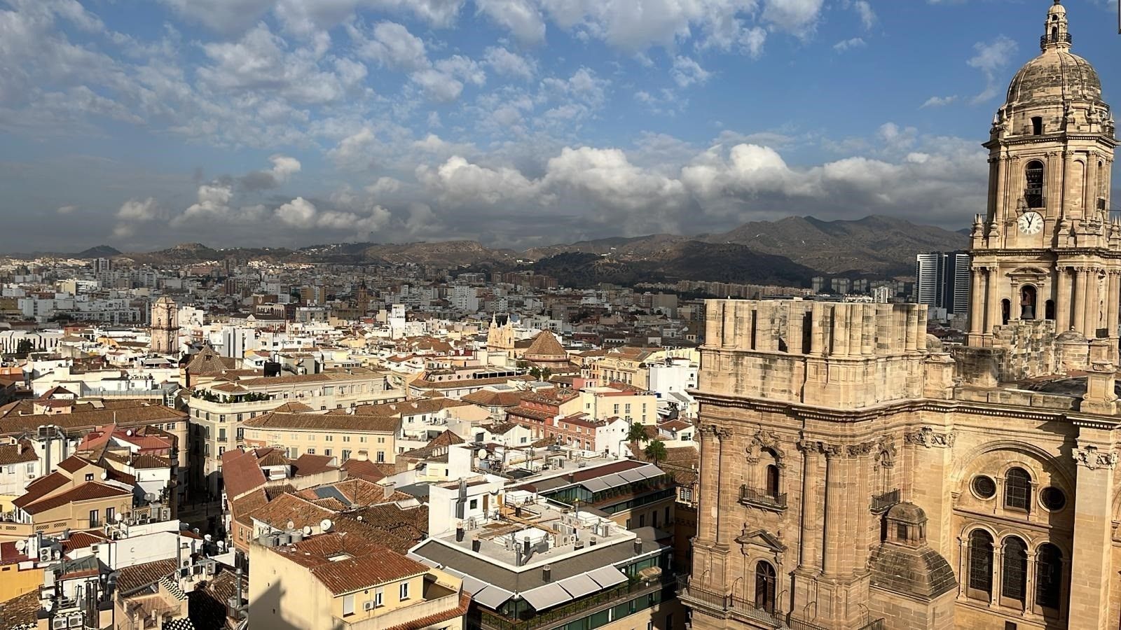 Vista aérea de la Catedral y la ciudad de Málaga