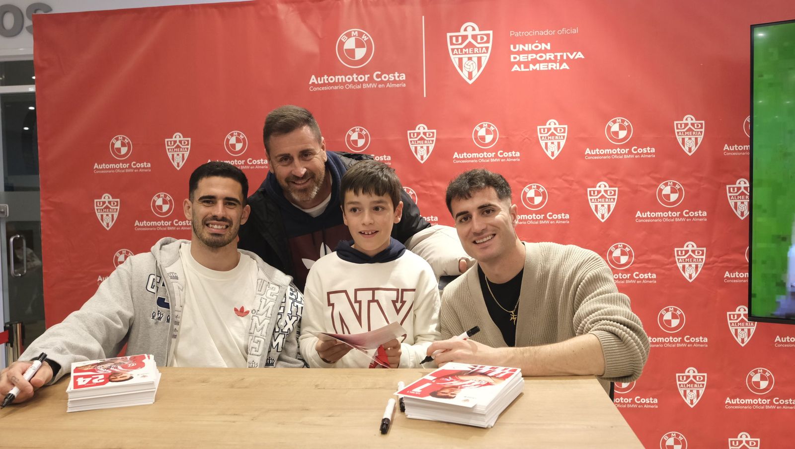 Jon Mocillo y Miguel de la Fuente firman autógrafos en Automotor Costa BMW