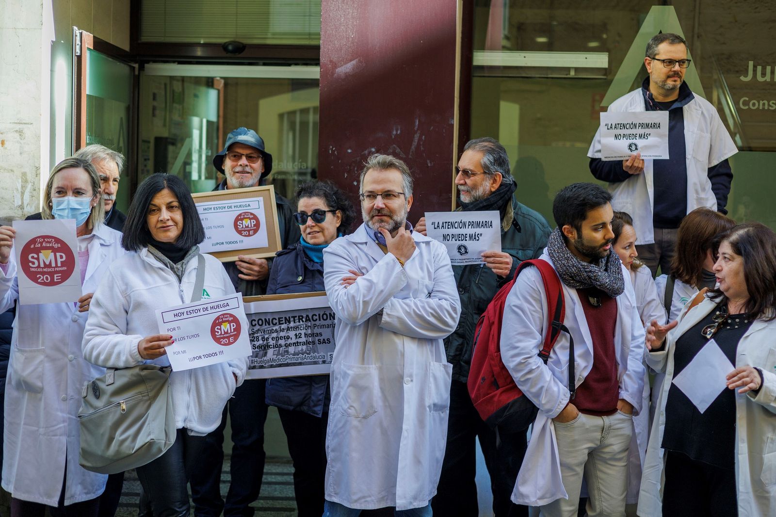 Médicos en huelga concentrados ante un centro de salud en Cádiz