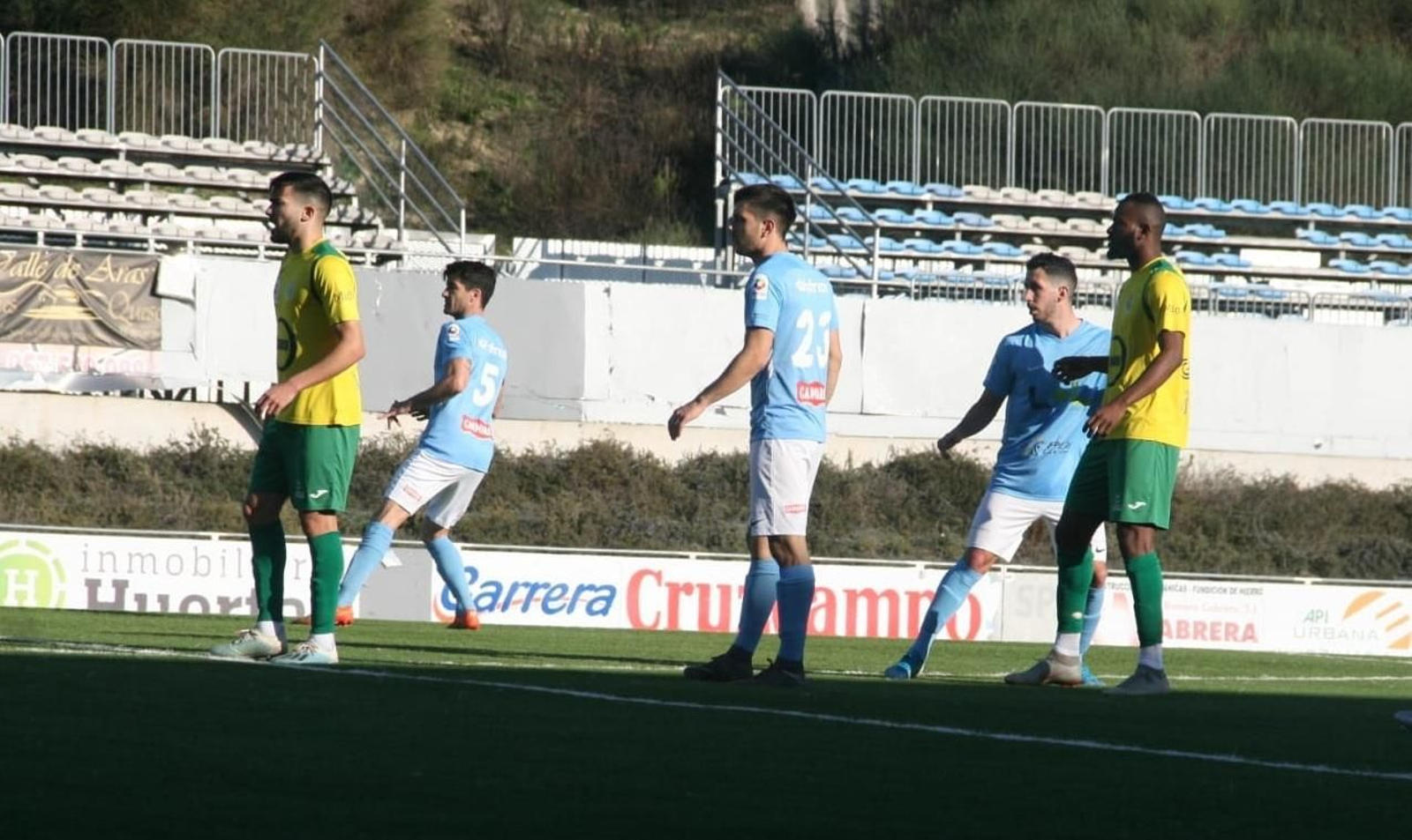 Jugadores del Ciudad de Lucena y Los Barrios luchan por el control en el centro del campo. Jugadores del Ciudad de Lucena y Los Barrios luchan por el control en el centro del campo.
