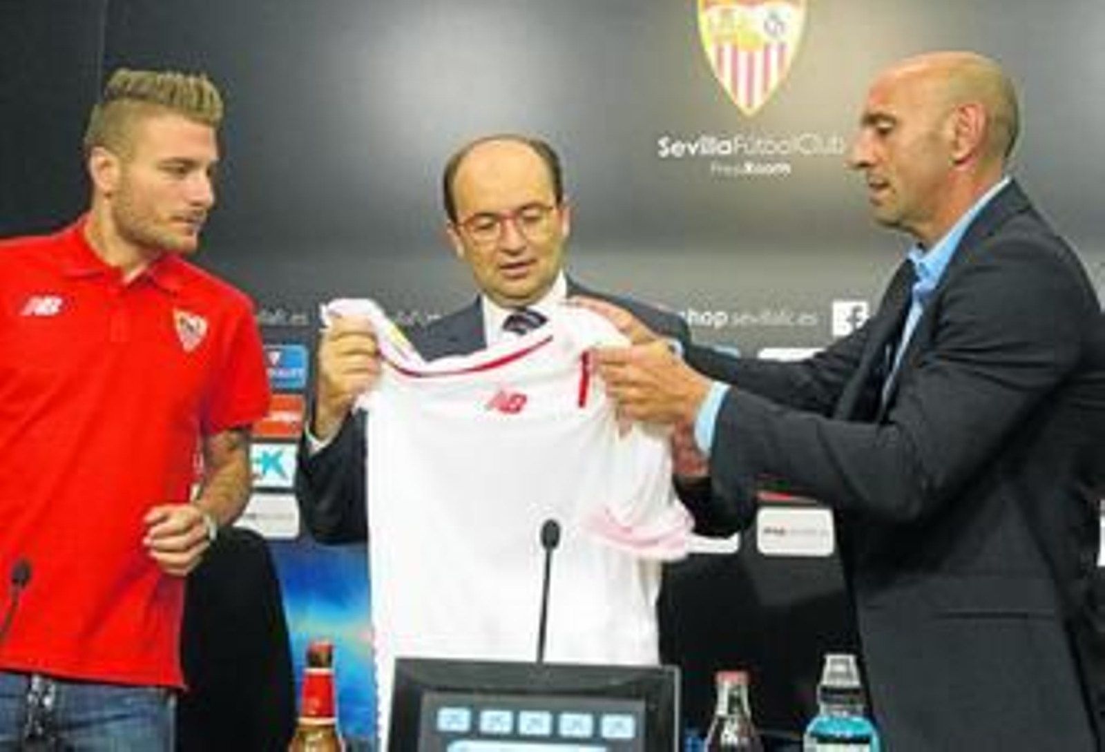 Immobile, Castro y Monchi posan en la protocolaria foto de presentación.