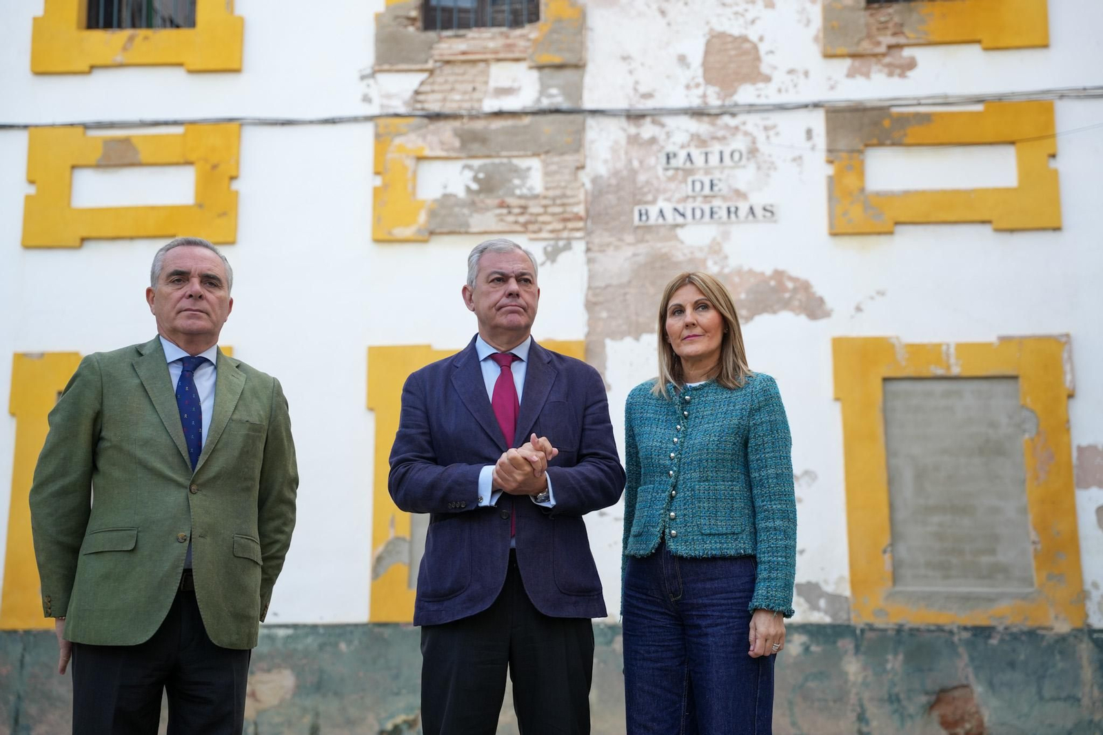 Juan Bueno, José Luis Sanz y Ana Jáuregui delante de la casa número 12 del Patio de Banderas.