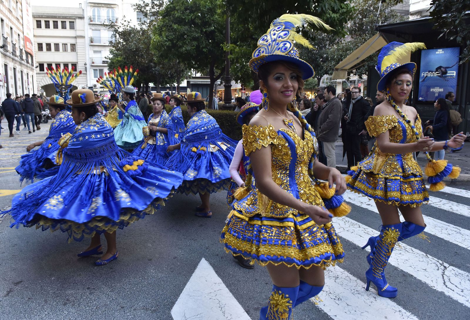 El Carnaval Boliviano e Iberoamericano en una edición pasada durante el recorrido por las calles del centro de Sevilla.