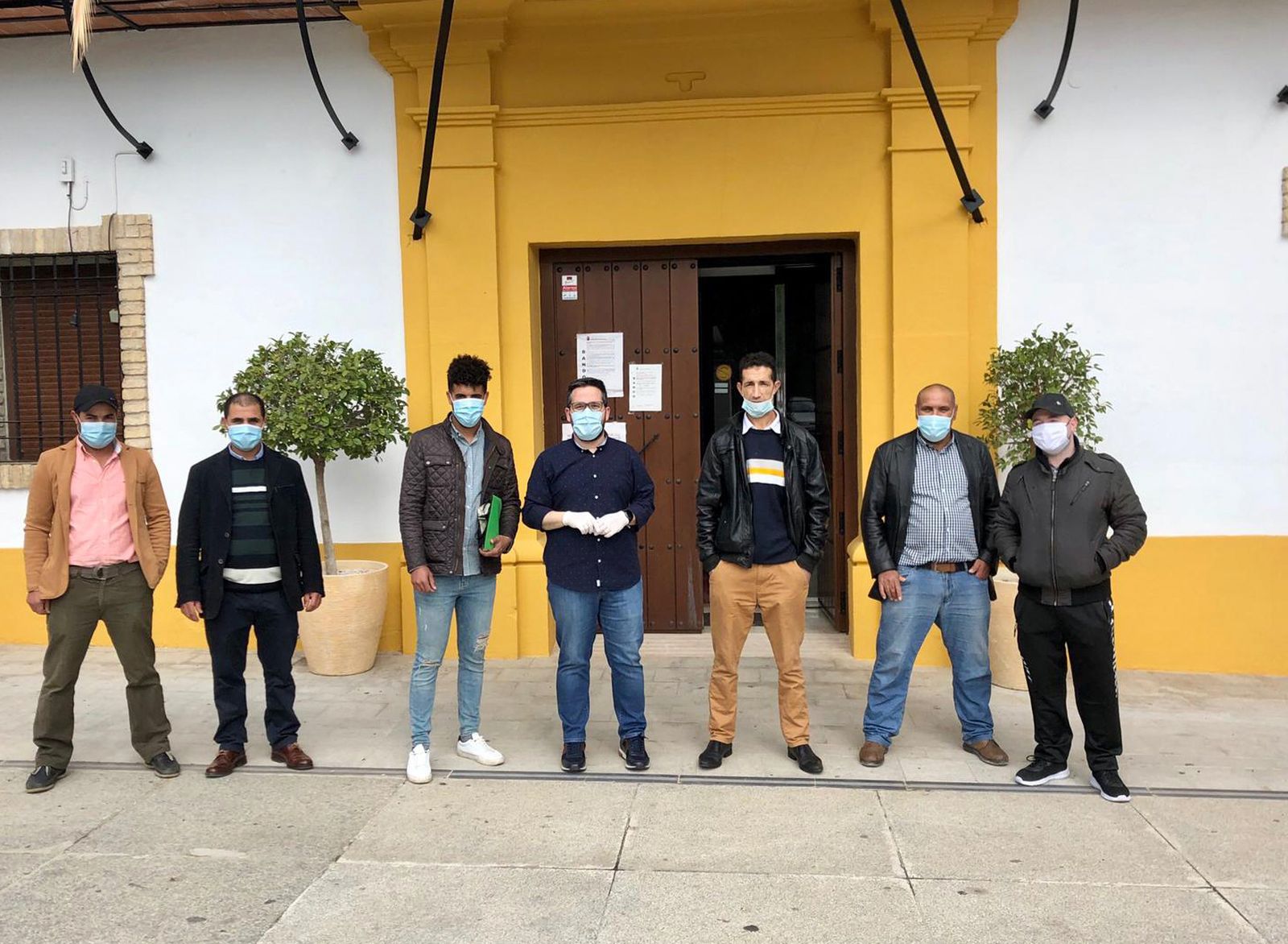 El alcalde de Santaella junto a miembros de la Comunidad Islámica de la localidad