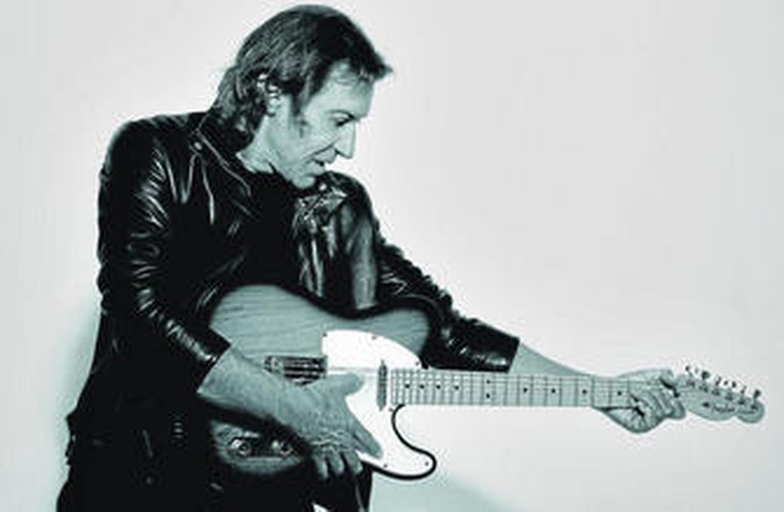 Albert Hammond (Londres, 1944), guitarra en mano, en una reciente imagen promocional.