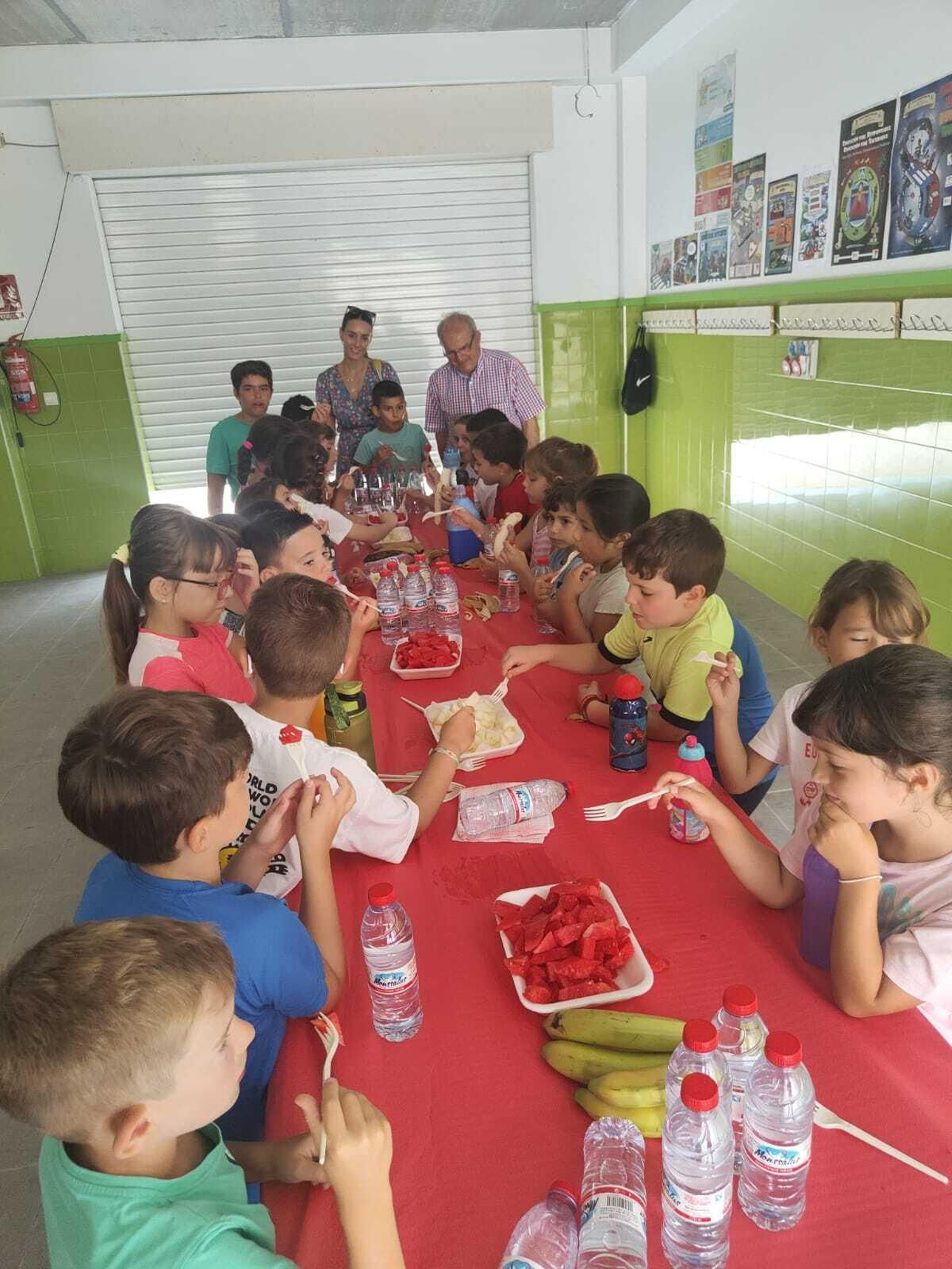 Los jóvenes disfrutaron de un desayuno saludable.