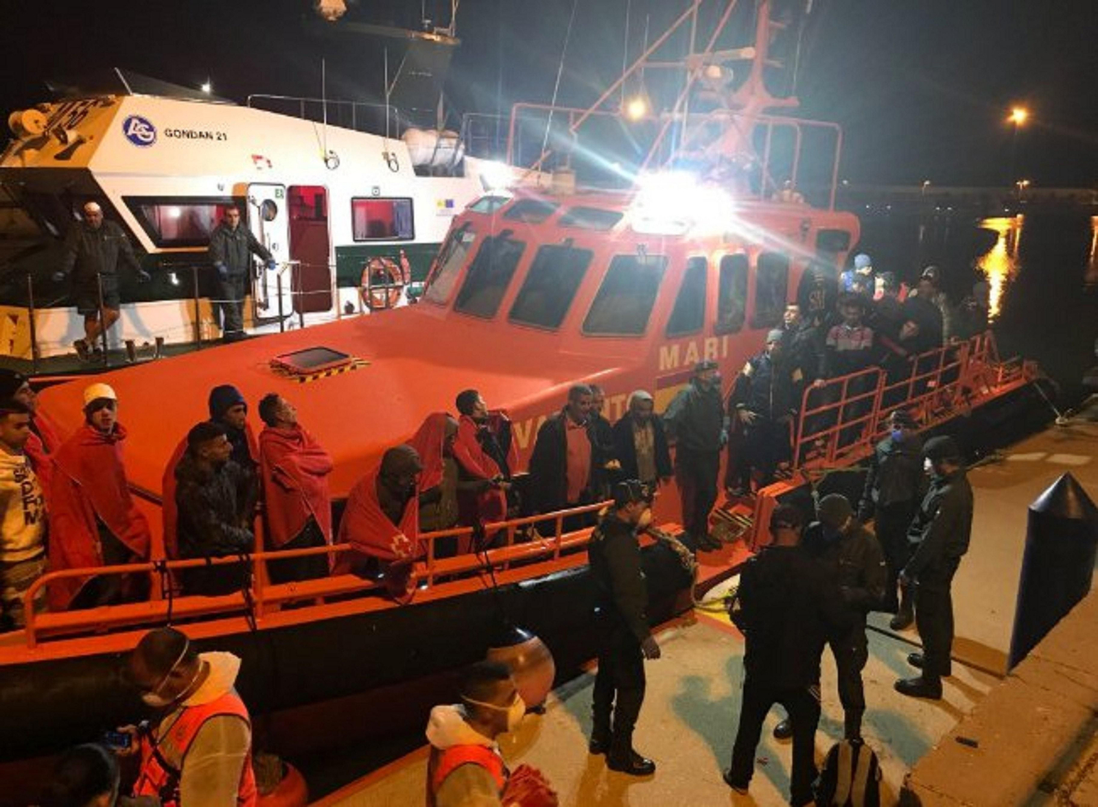 Una avalancha de inmigrantes es interceptada frente a Tarifa y Barbate