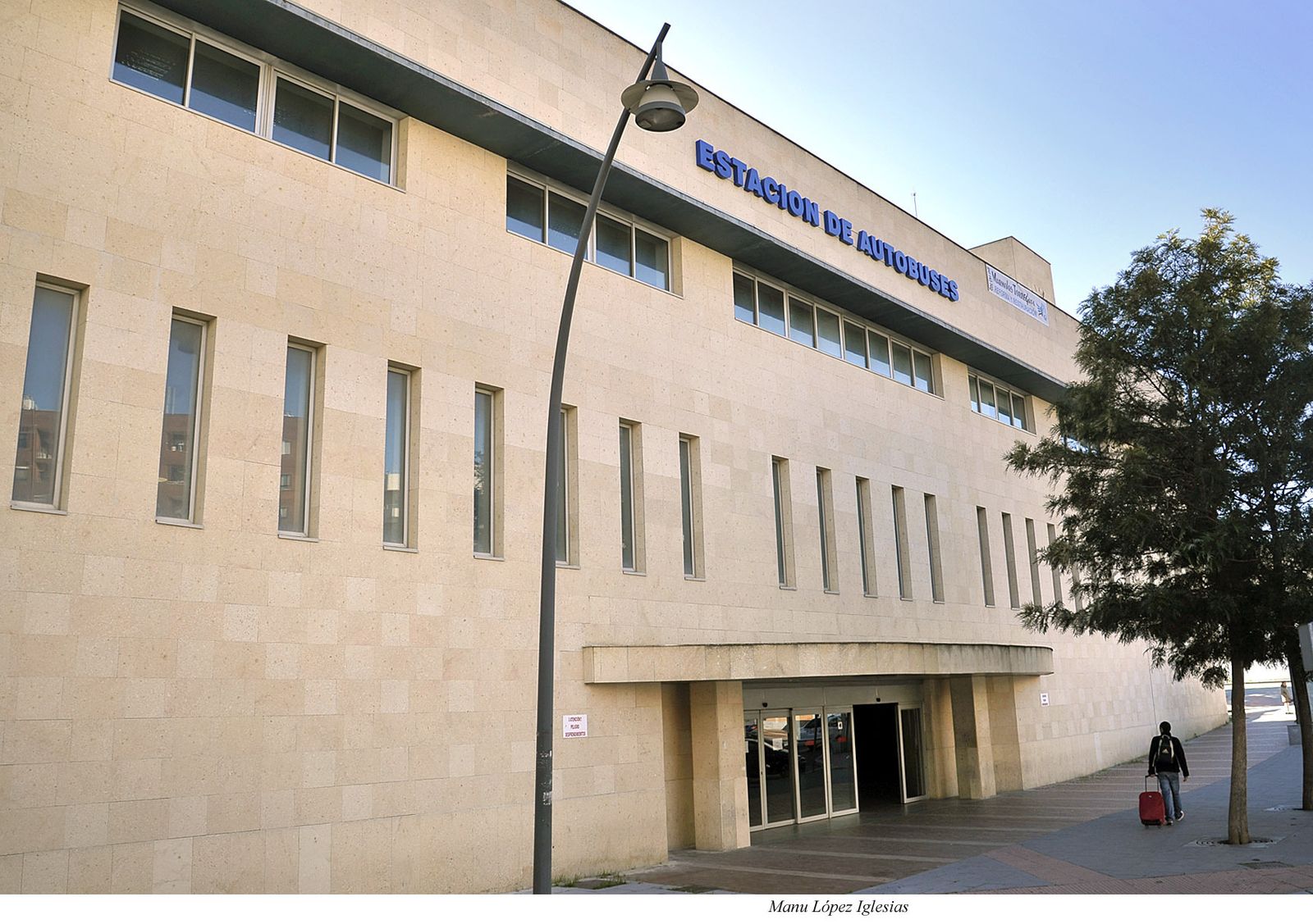 Fachada del edificio que alberga la estación de autobuses de Jerez.