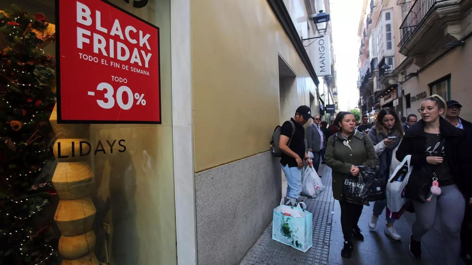 Compradores por la calle Columela en una edición anterior de Black Friday.