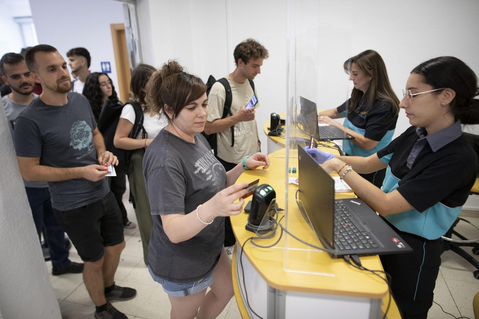 Estudiantes de la UGR hacen cola en los comedores de Granada