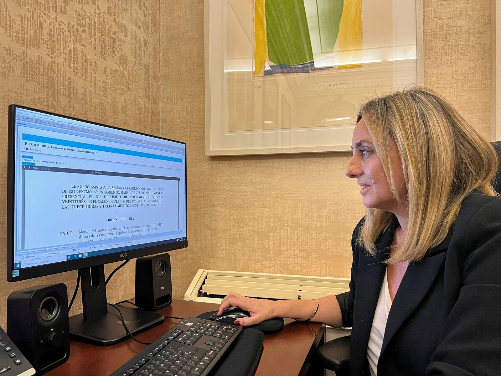 Marifrán Carazo, tras firmar la convocatoria del Pleno