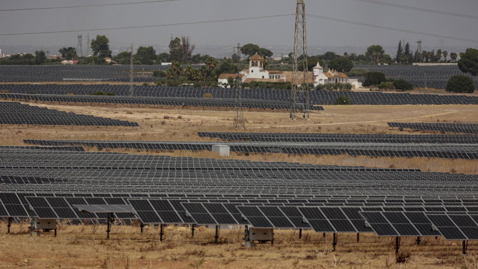 Don Rodrigo II, uno de los cuatro parques fotovoltaicos de Alcalá de Guadaíra, junto a una hacienda de la carretera de Utrera.