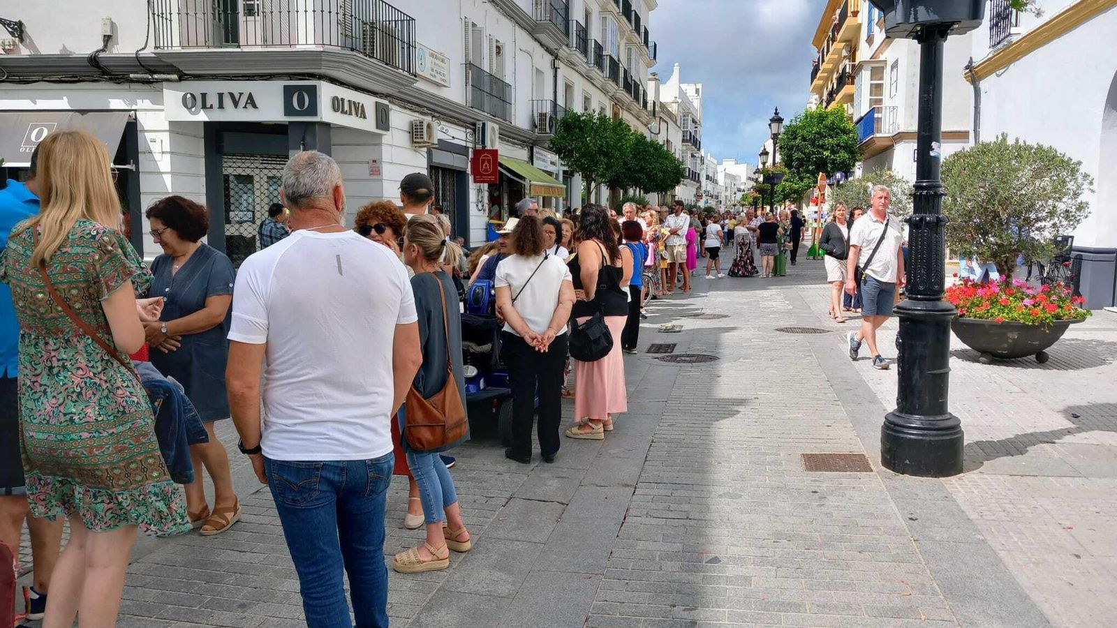 La cola para recoger panecillos frente a la iglesia de San Telmo. La cola para recoger panecillos frente a la iglesia de San Telmo.