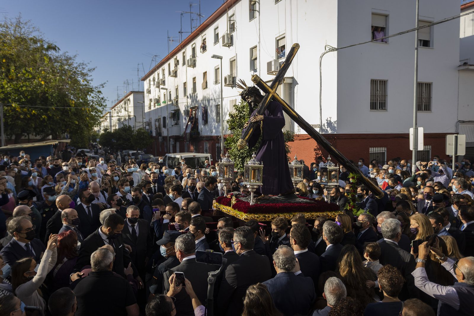 El Señor del Gran Poder por el barrio de Los Pajaritos, en imágenes.