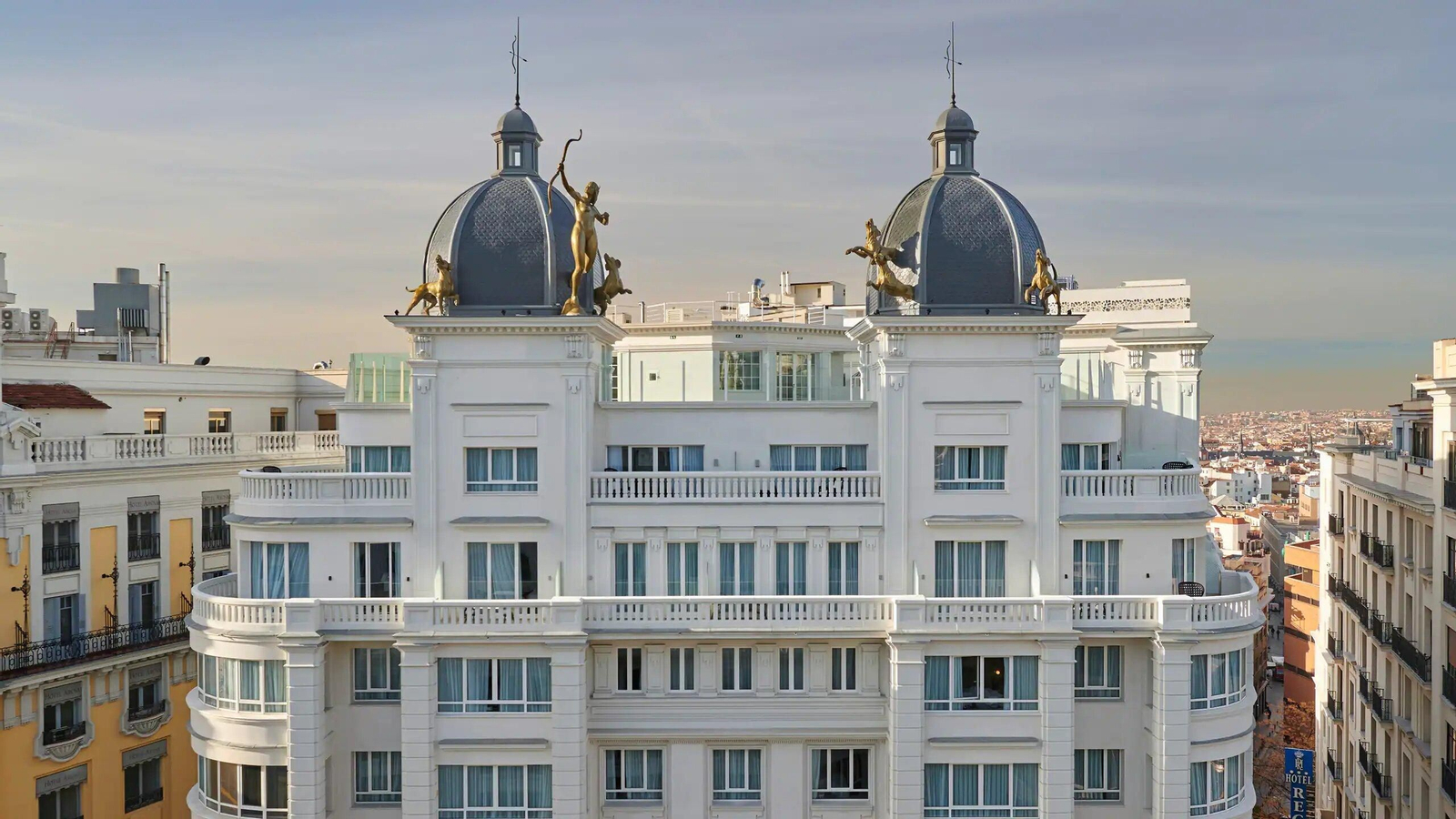La escultura de la diosa Diana luce en la terraza del hotel enclavado en el número 31 de la Gran Vía madrileña.