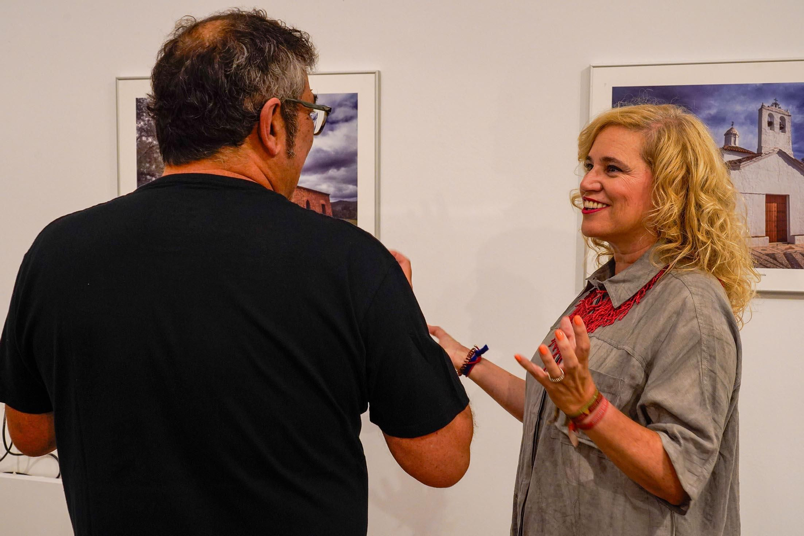 Imágenes de la inauguración de la exposición 'Ermitas de repoblación en la Sierra de Huelva' por La diputada de Cultura, Gracia Baquero, y el autor de la exposición, Jorge Garrido.