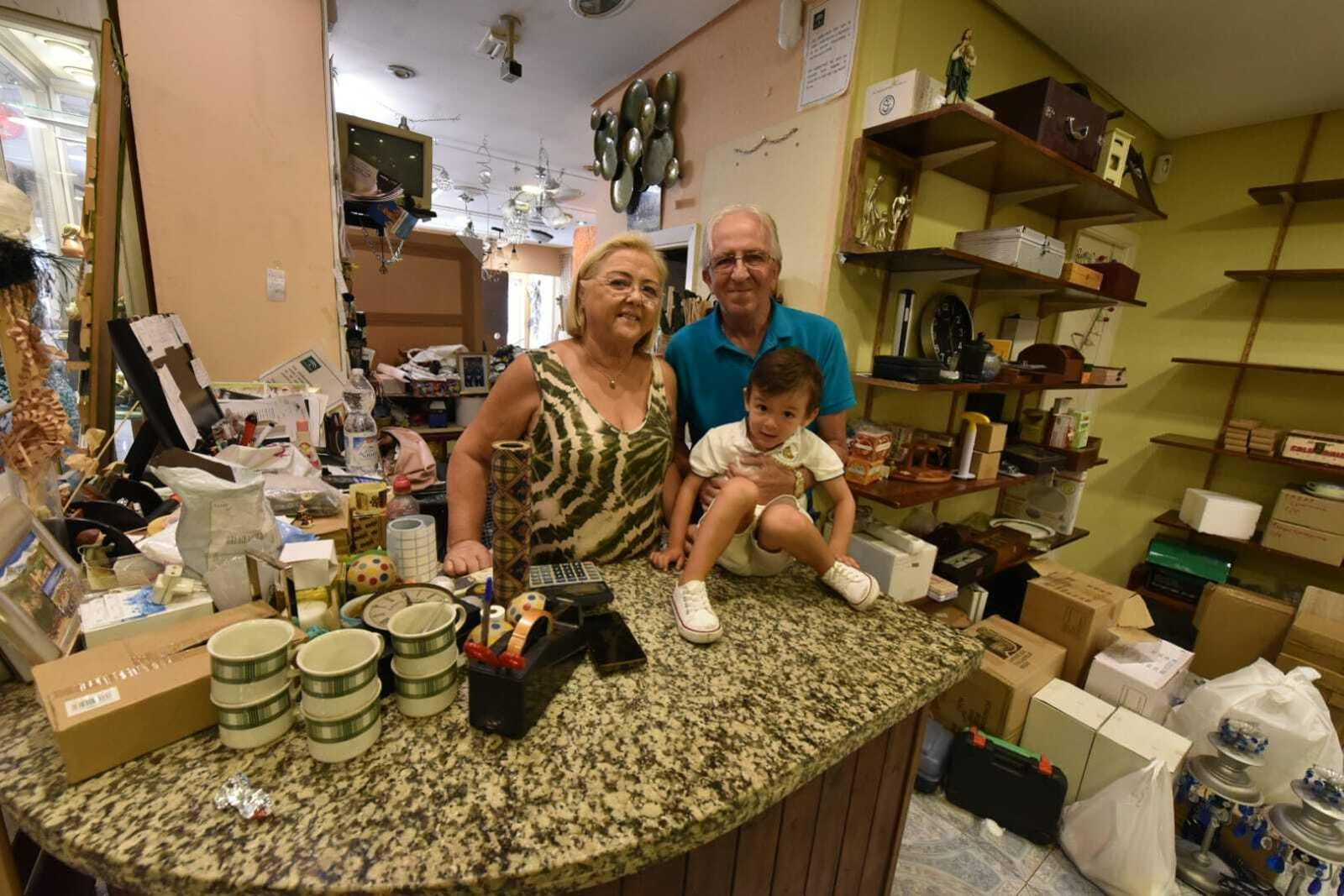 María y Emilio con su nieto en la tienda