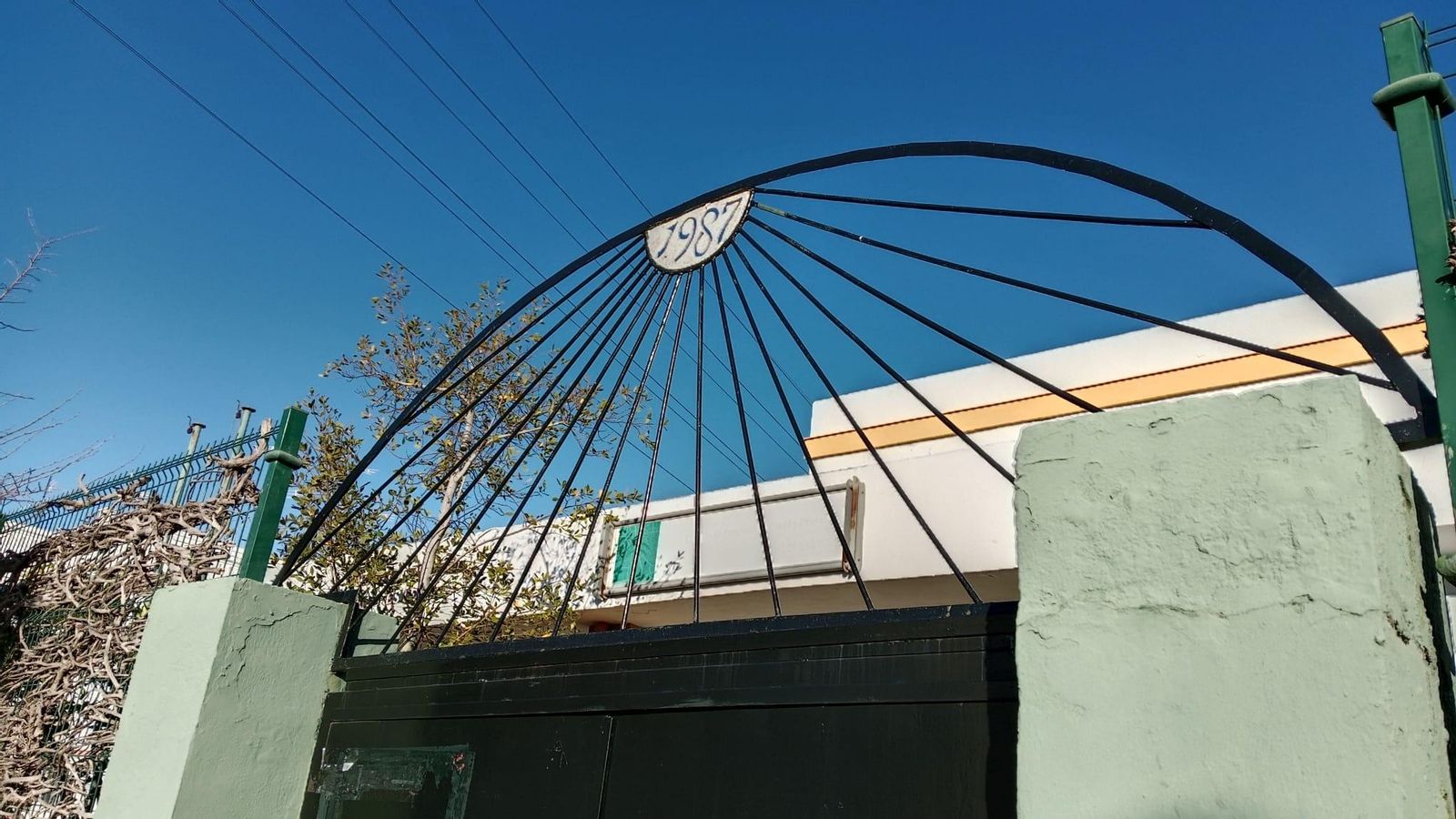 Acceso al colegio público Los Esteros, en San Fernando Acceso al colegio público Los Esteros, en San Fernando