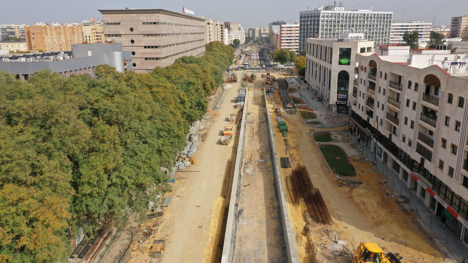 La ampliación del tranvía y corredor verde por San Francisco Javier es un proyecto del Ayuntamiento de Sevilla financiado por el Fondo Europeo de Desarrollo Regional FEDER