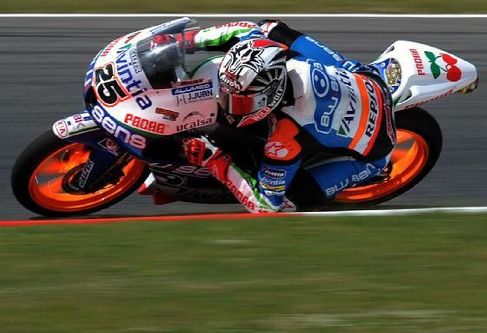 Las imágenes de la carrera de Moto3 del Gp de Cataluña.

Foto: AFP