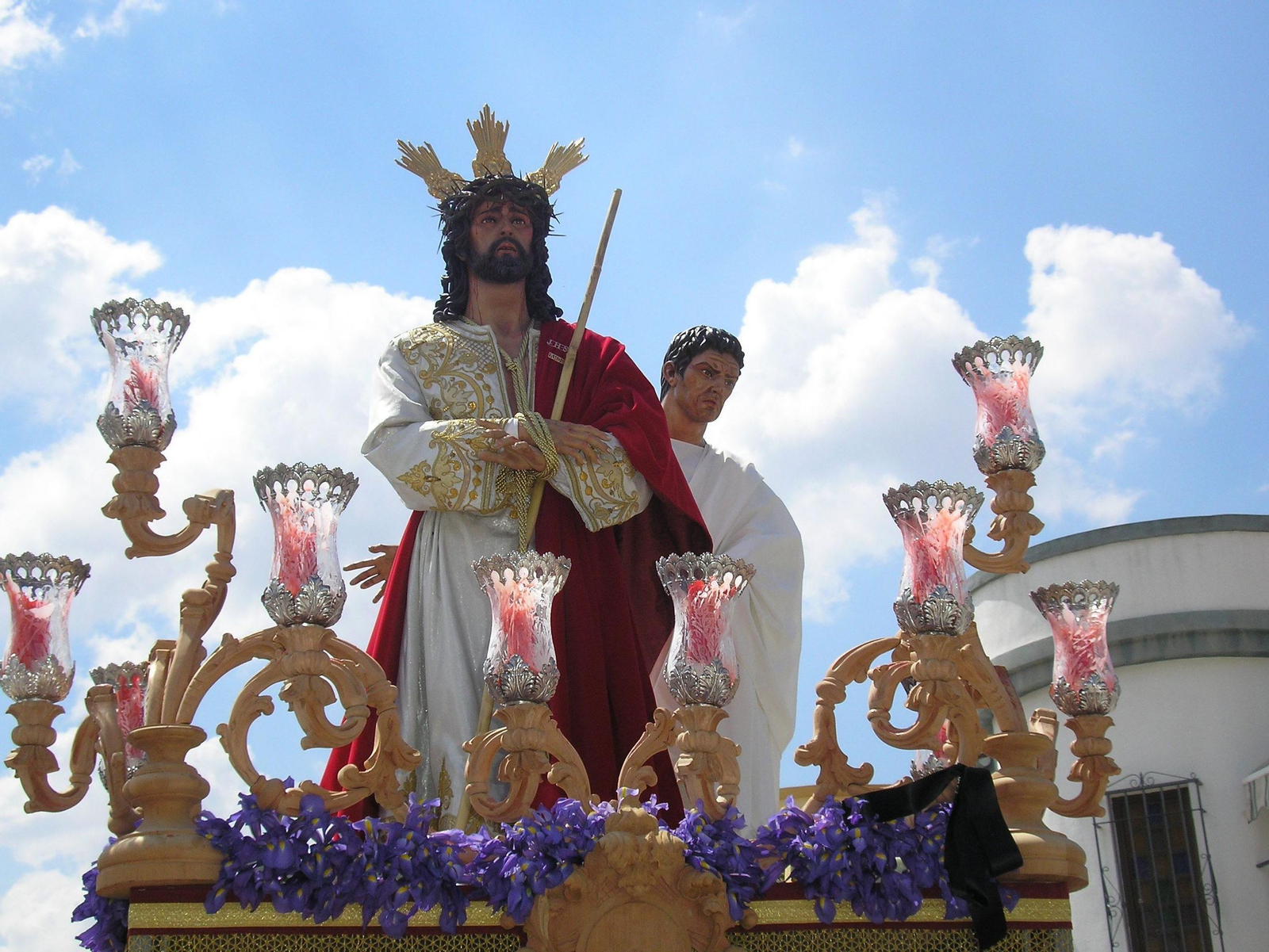 Uno de los pasos que llenan las calles marteñas durante la Semana Santa. Uno de los pasos que llenan las calles marteñas durante la Semana Santa.