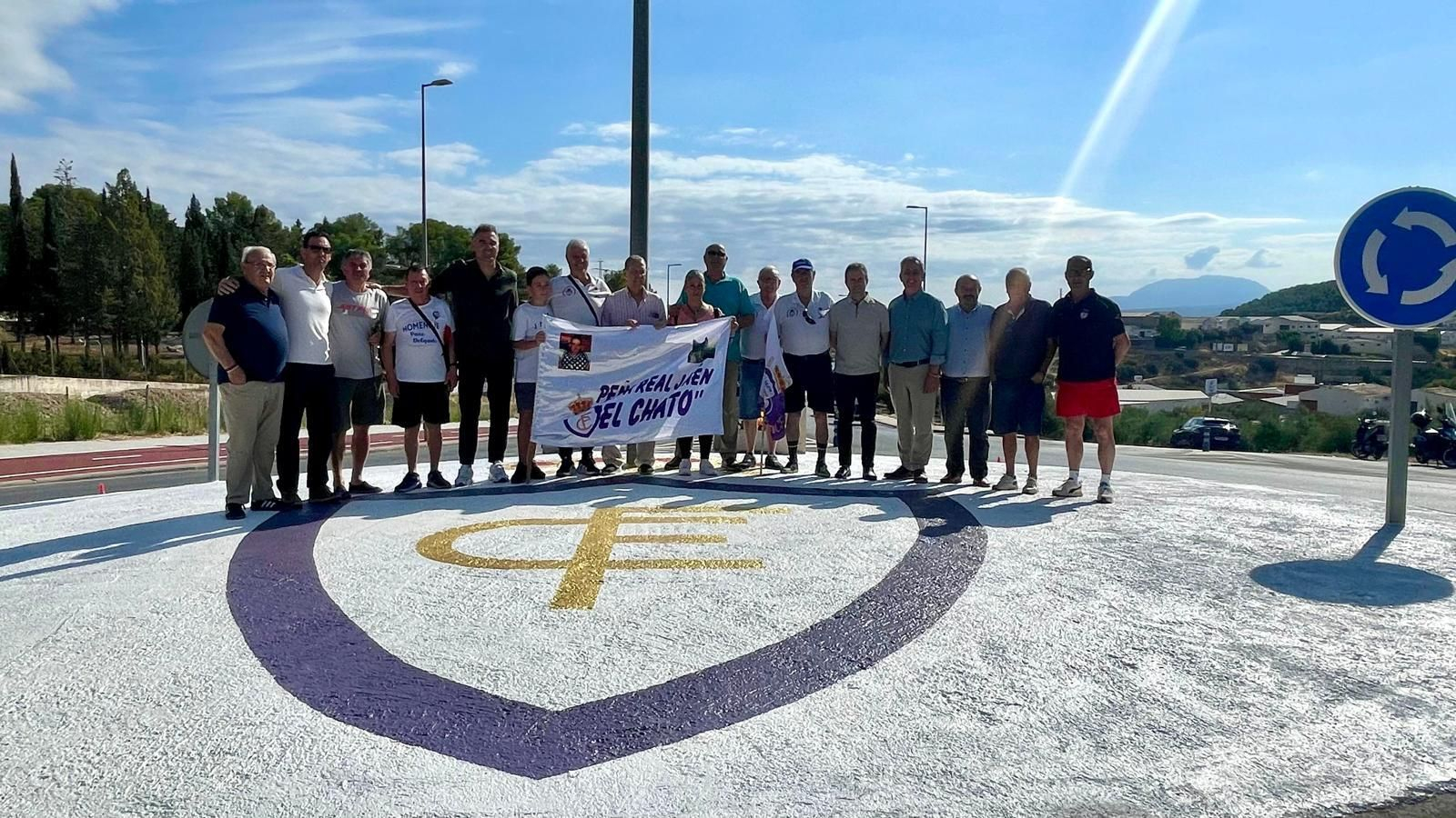 Foto de familia de autoridades, representantes del Real Jaén, peñistas y familiares.