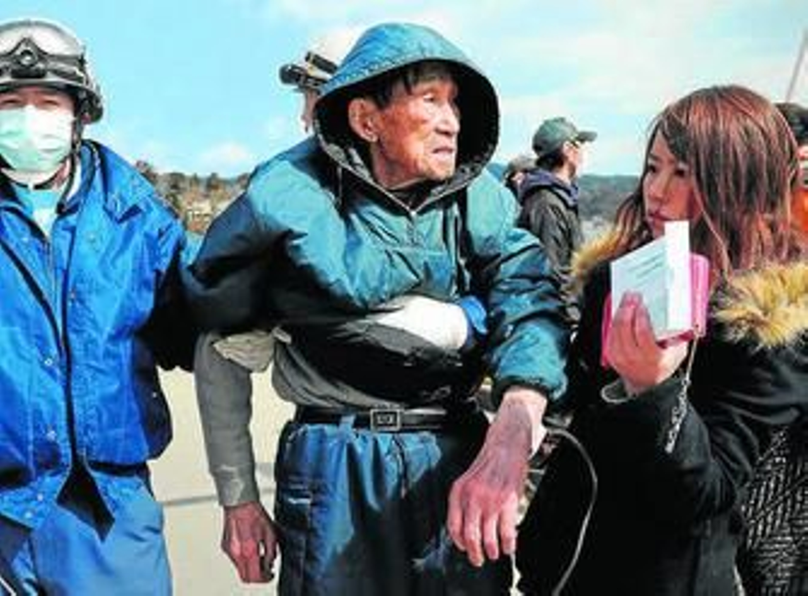 Los servicios de rescate ayudan a un anciano enfermo.