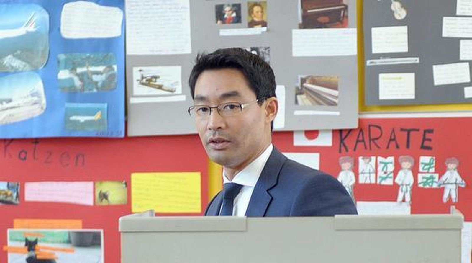 El candidato Liberal Philipp Roesler en el colegio electoral.  Foto: EFE