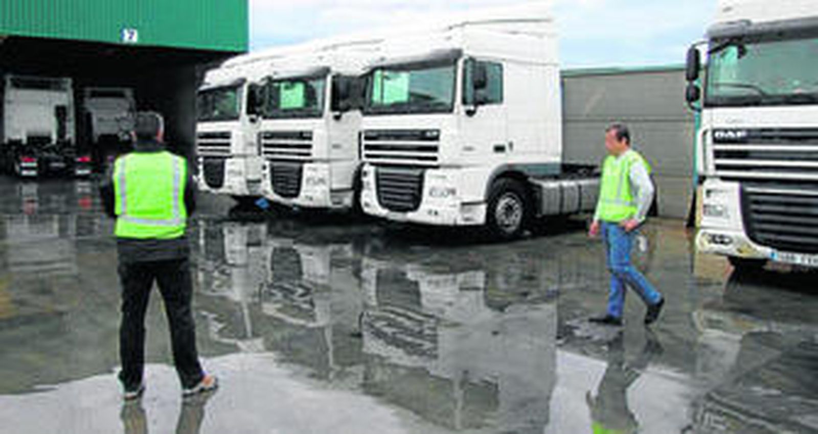 Parte de los camiones intervenidos en la operación por la Guardia Civil.