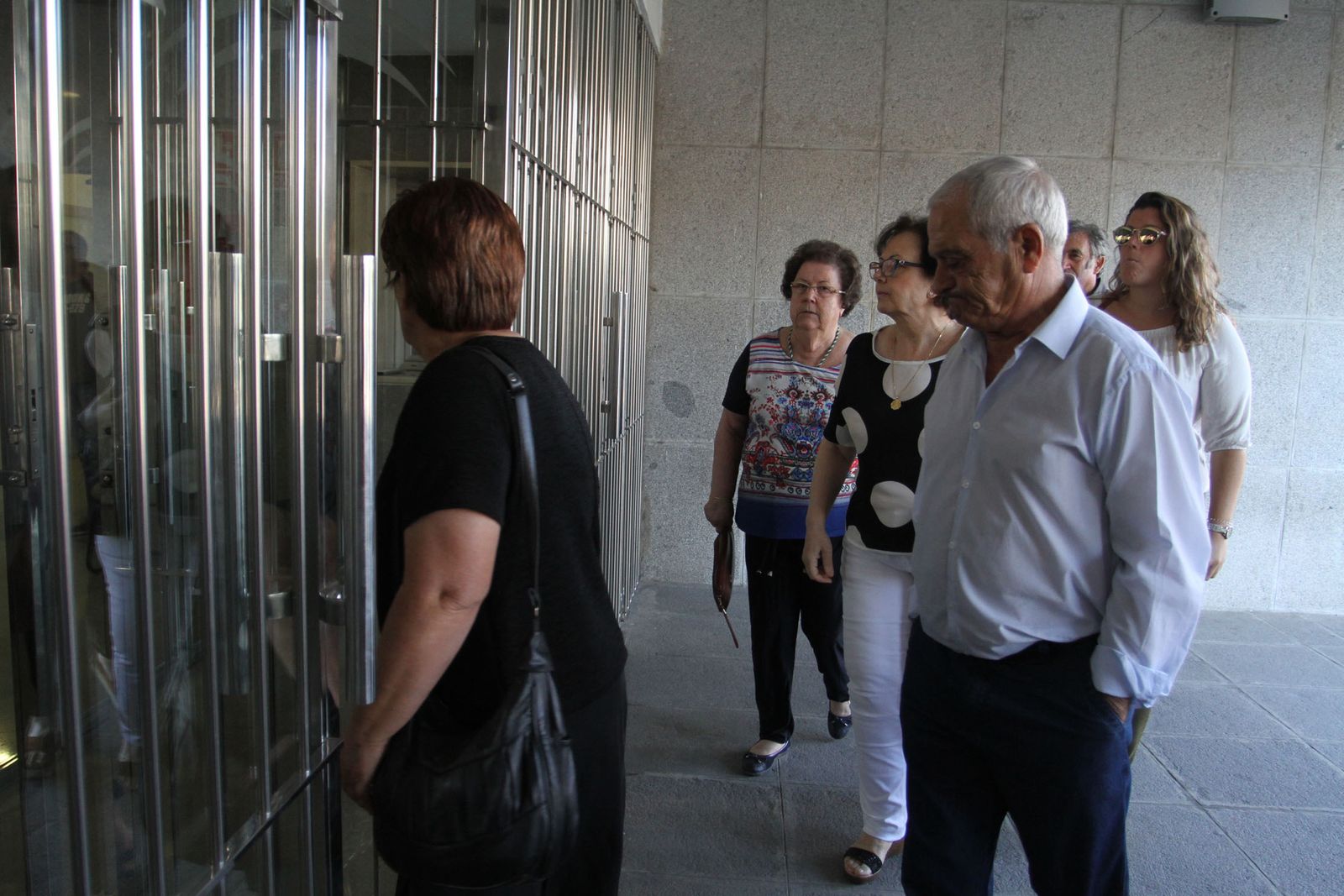 Familiares de las víctimas entran al Palacio de Justicia, entre ellos la abuela materna y el abuelo paterno de María.