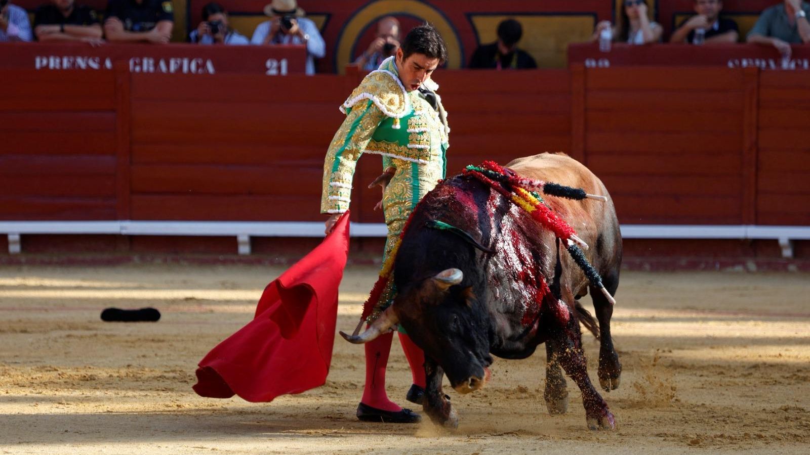 Miguel Ángel Perera torea al primer Fuente Ymbro de la tarde, del que paseó una oreja.
