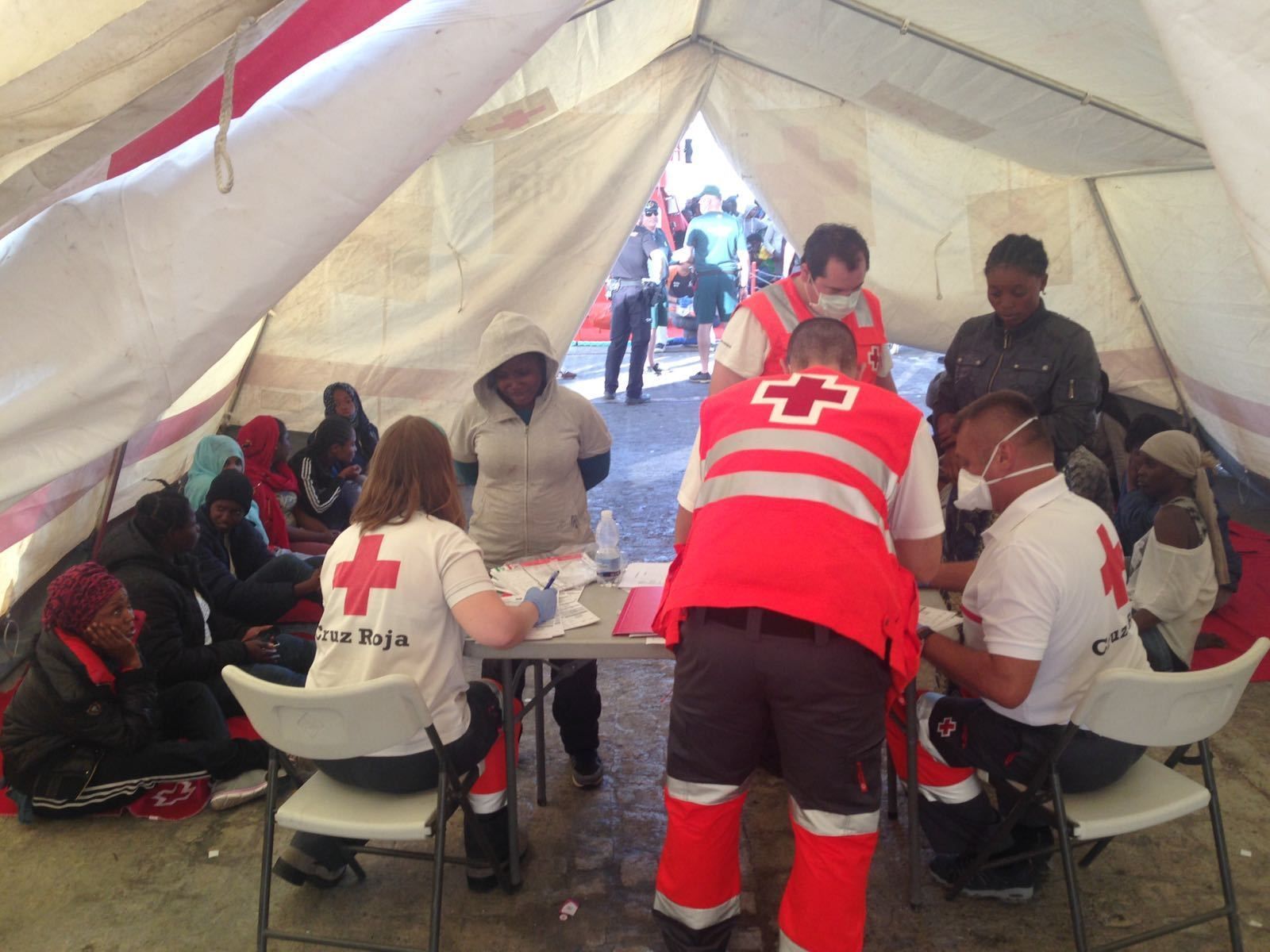 Cruz Roja atiende a los inmigrantes llegados el sábado al puerto.