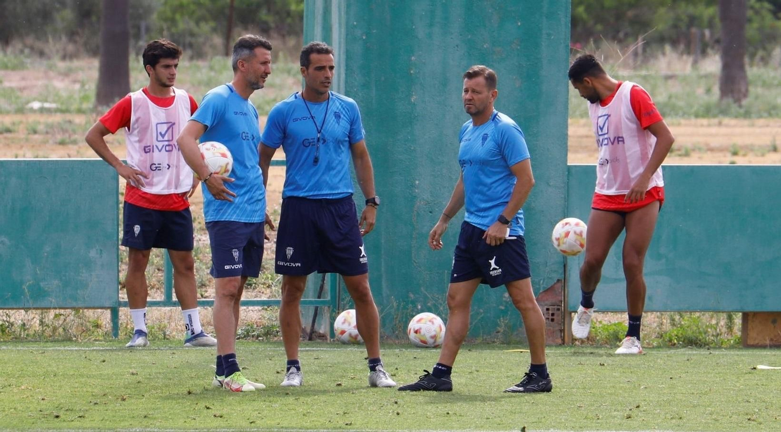Manuel Mosquera dialoga con Fran Toribio y Gaspar Gálvez durante un entrenamiento.
