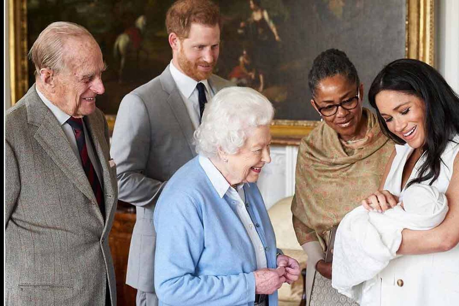 Foto oficial del momento en que Isabel II conoció al primer hijo de los Sussex, Archie.