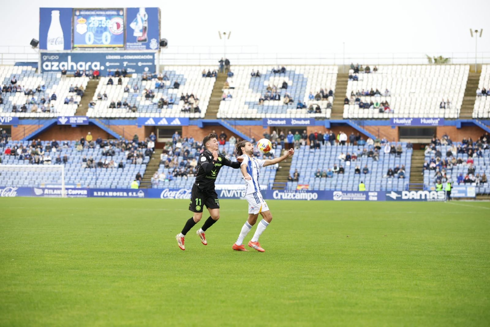 Álex Bernal controla un balón delante de Manchón.